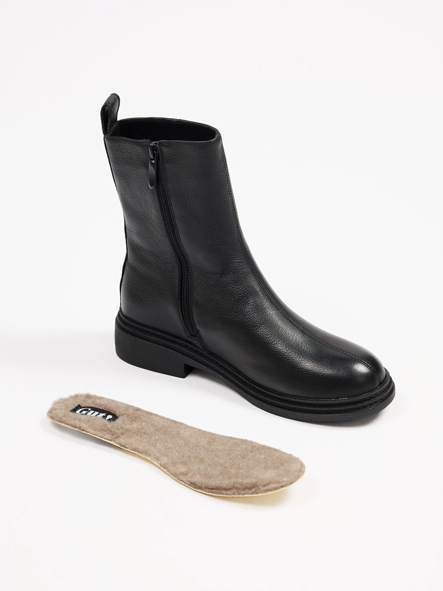 Ботинки черного цвета на среднем широком каблуке